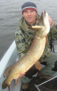 Robert z ponad metrowym szczupakiem